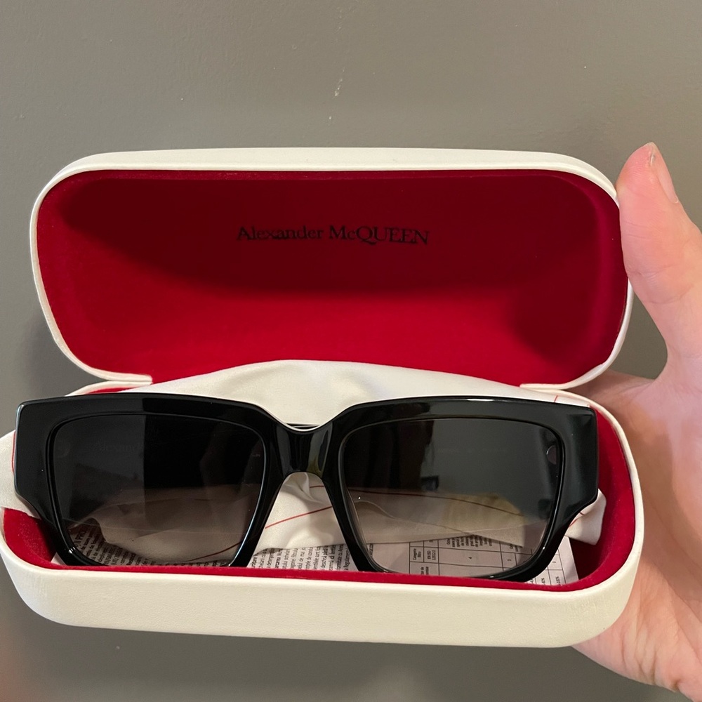 McQueen classic sunglasses